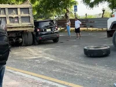 Choque de camiones provoca fuerte congestión en Jacobo Majluta