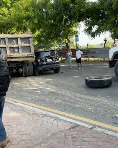 Choque de camiones provoca fuerte congestión en Jacobo Majluta