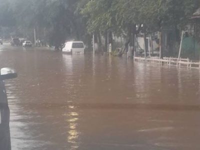 Lluvias desbordan río El Valle y causan caos en Caracas