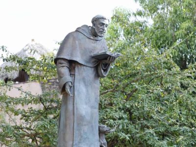 Inauguran escultura de Santo Domingo de Guzmán en la Ciudad Colonial; destacan aporte histórico de los dominicos