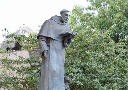 Inauguran escultura de Santo Domingo de Guzmán en la Ciudad Colonial; destacan aporte histórico de los dominicos