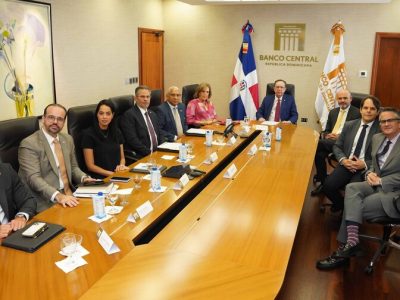 Valdez Albizu recibe delegación y destaca resiliencia macroeconómica