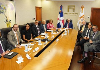Valdez Albizu recibe delegación y destaca resiliencia macroeconómica