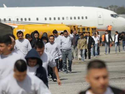 Trump intensifica las deportaciones y traslada a migrantes de Cuba y Afganistán a África