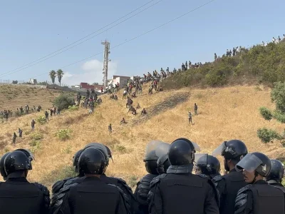 Policía marroquí dispersa a migrantes que intentaban llegar a Ceuta