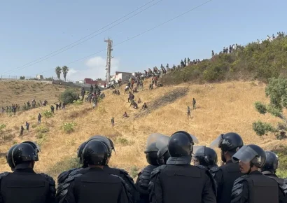 Policía marroquí dispersa a migrantes que intentaban llegar a Ceuta