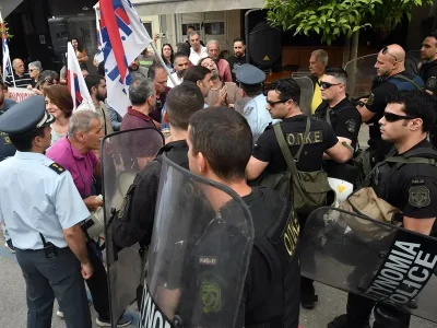 Cinco heridos y destrozos tras disturbios en Sintiki