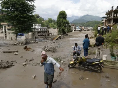 Ascienden a 55 los muertos y 403 los desaparecidos por una repentina riada en Nepal