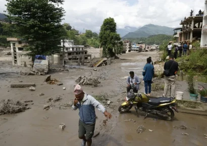 Ascienden a 55 los muertos y 403 los desaparecidos por una repentina riada en Nepal