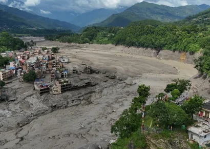 Al menos 16 muertos y 400 peregrinos desaparecidos tras una riada en Nepal, cerca de la frontera con China