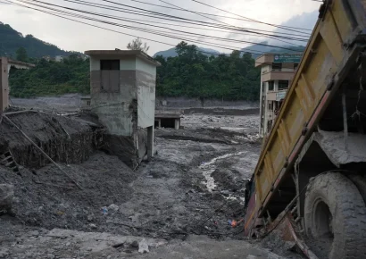 Nepal eleva a 903 los muertos y a más de 4.200 los desaparecidos tras devastadora riada