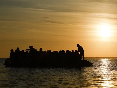 Nuevo récord migratorio: 230 personas cruzan el Canal de la Mancha en una sola embarcación y llegan al Reino Unido
