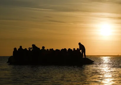 Nuevo récord migratorio: 230 personas cruzan el Canal de la Mancha en una sola embarcación y llegan al Reino Unido