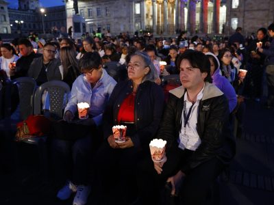 Con velas y oraciones, Colombia rinde homenaje a las 331 víctimas del terremoto del 10 de agosto
