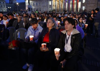 Con velas y oraciones, Colombia rinde homenaje a las 331 víctimas del terremoto del 10 de agosto