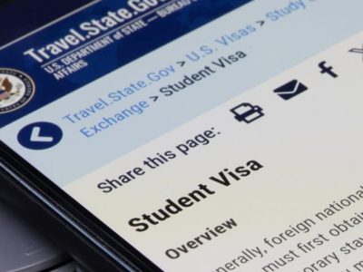 Educadores y sindicatos demandan a Trump por norma de visados