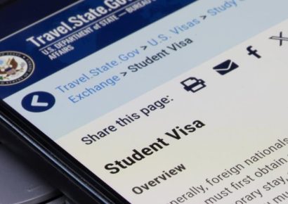 Educadores y sindicatos demandan a Trump por norma de visados