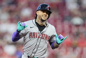 Ketel Marte regresa a Phoenix para someterse a resonancia en la rodilla