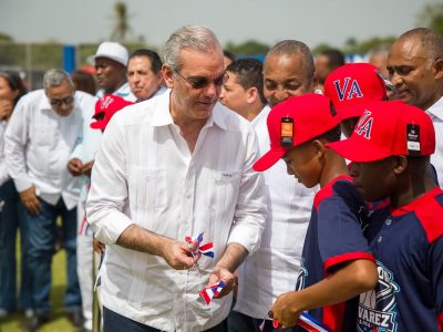 Abinader inaugura campo de béisbol en Pizarrete tras 26 años de espera