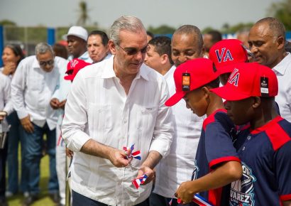 Abinader inaugura campo de béisbol en Pizarrete tras 26 años de espera