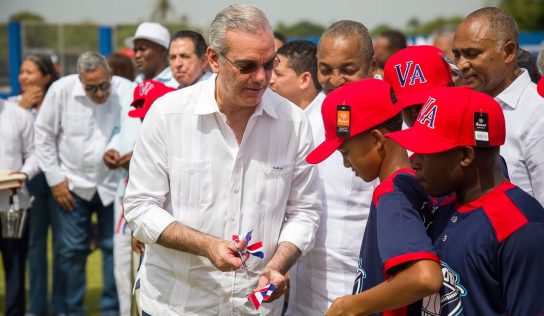 Abinader inaugura campo de béisbol en Pizarrete tras 26 años de espera