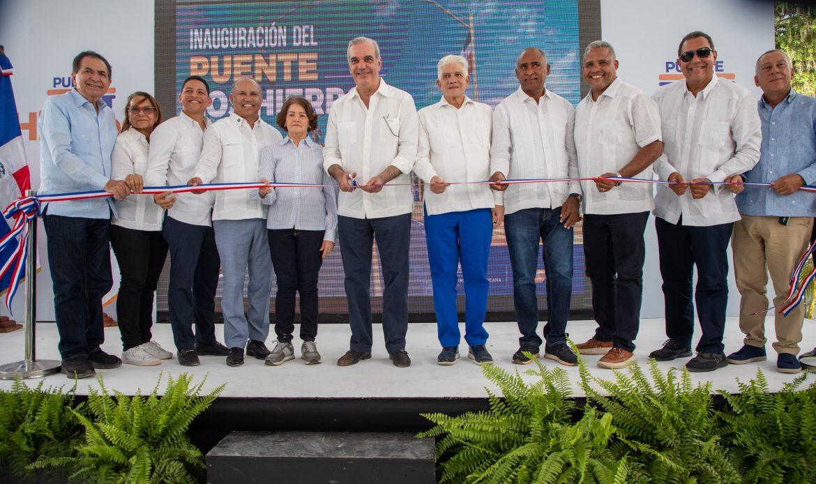 Abinader inaugura puente Los Hierros en Baní tras más de 40 años de espera