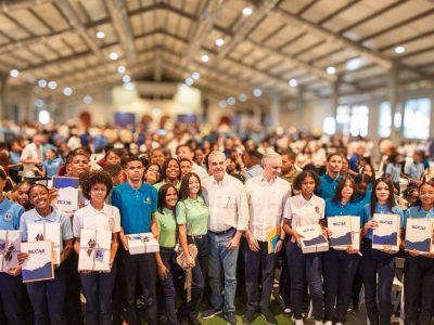 Abinader dialoga con 450 estudiantes de San Cristóbal y reafirma compromiso con el desarrollo de la juventud
