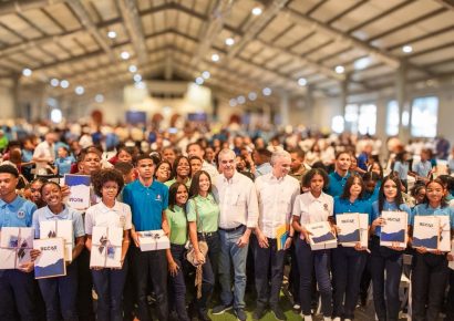 Abinader dialoga con 450 estudiantes de San Cristóbal y reafirma compromiso con el desarrollo de la juventud