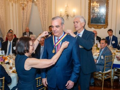 Presidente Abinader recibe la Insignia de Oro de Americas Society por su liderazgo en República Dominicana