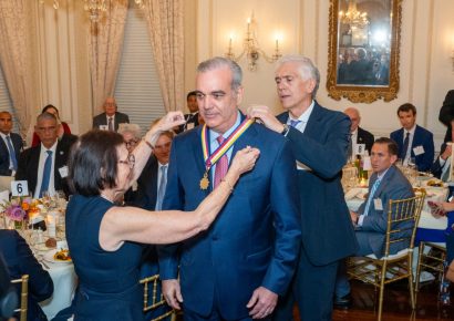 Presidente Abinader recibe la Insignia de Oro de Americas Society por su liderazgo en República Dominicana