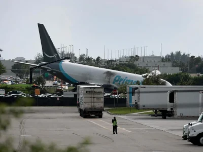 Avión de carga de Amazon se incendia tras salirse de pista en Miami
