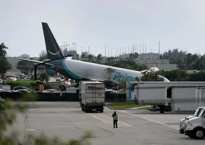 Avión de carga de Amazon se incendia tras salirse de pista en Miami