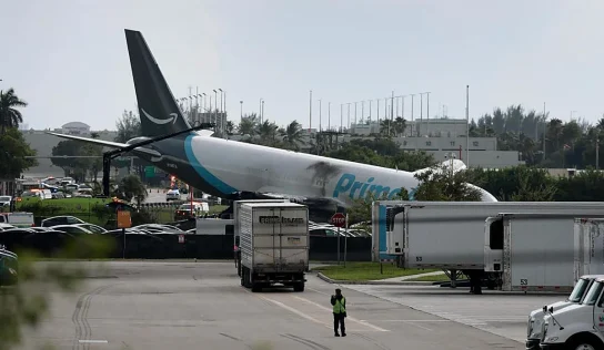 Avión de carga de Amazon se incendia tras salirse de pista en Miami