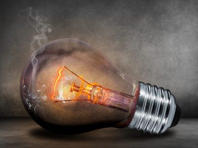 Informe de gestión comercial de las EDE revela pérdidas de energía de 39% y deuda superior a RD$37 mil millones