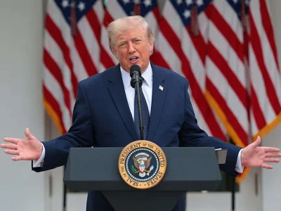 Trump entrega 135.000 dólares en efectivo a tres asesores de la Casa Blanca