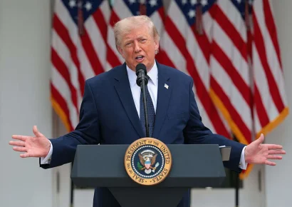 Trump entrega 135.000 dólares en efectivo a tres asesores de la Casa Blanca