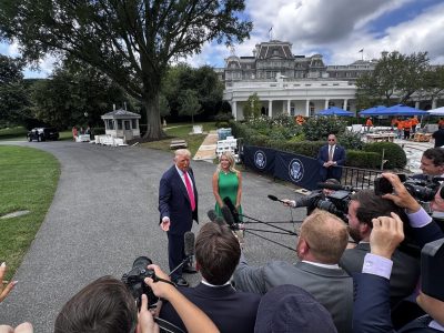 Justicia de EE.UU. respalda restricciones de Trump a medios en la Casa Blanca