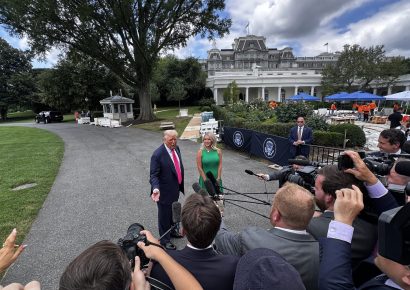 Justicia de EE.UU. respalda restricciones de Trump a medios en la Casa Blanca