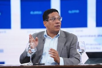 Carlos Pimentel defiende licitación del Inabie y critica cuestionamientos