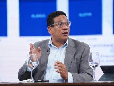 Carlos Pimentel defiende licitación del Inabie y critica cuestionamientos