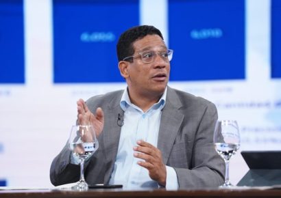 Carlos Pimentel defiende licitación del Inabie y critica cuestionamientos