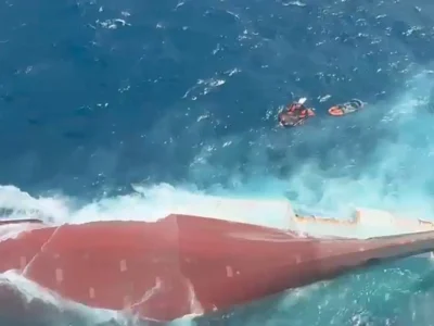Seis muertos y 130 desaparecidos tras naufragio de un ferry en Indonesia