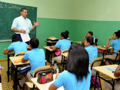 ADP reduce horario en escuelas de Santo Domingo como medida de presión