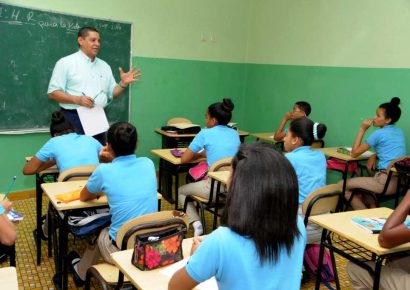 ADP reduce horario en escuelas de Santo Domingo como medida de presión