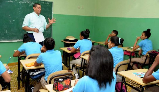 ADP reduce horario en escuelas de Santo Domingo como medida de presión