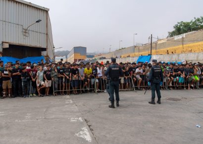 Ceuta: devuelven a Marruecos a 21 migrantes tras lanzar piedras contra militares españoles