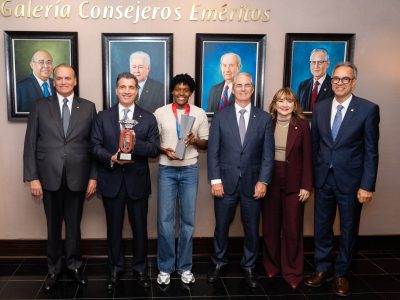 Banco Popular reconoce a Marileidy Paulino por temporada invicta
