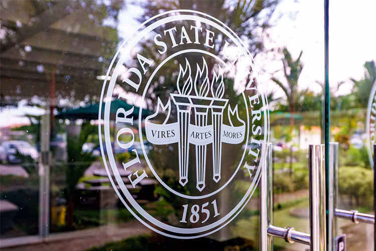 Florida prohíbe matrícula de estudiantes indocumentados en universidades públicas desde 2027