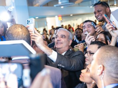 Abinader anuncia 300 becas para jóvenes dominicanos en Nueva York