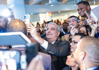 Abinader anuncia 300 becas para jóvenes dominicanos en Nueva York